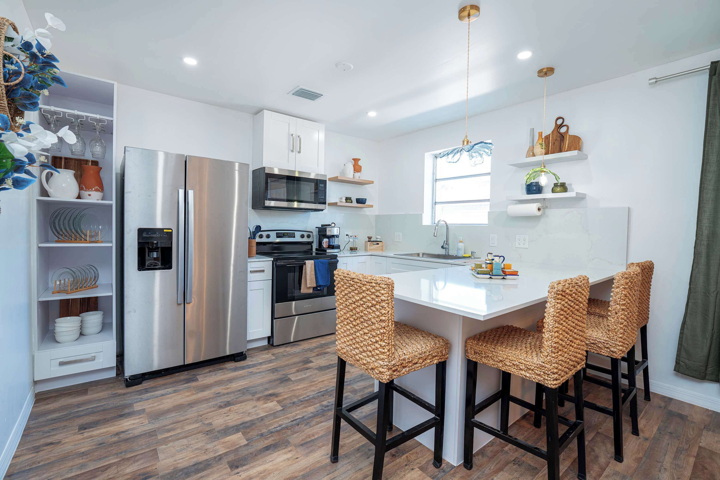 ثلاجة، ميكروويف، فرن، موقد طهي مسطح