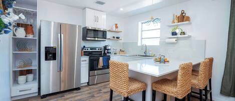 Refrigerador, microondas, horno, placa de cocina