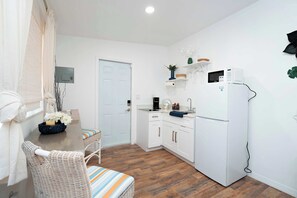 冰箱、微波炉、炉灶、厨具/餐具