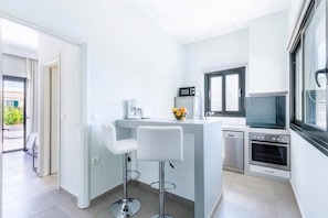 Microondas, lavavajillas y cafetera y tetera