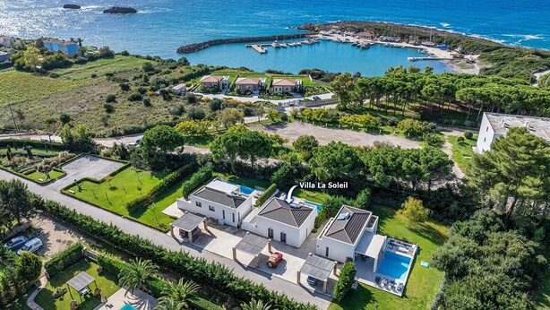 Villa La Soleil mit Pool, umgeben von üppiger Vegetation und Blick aufs Meer.