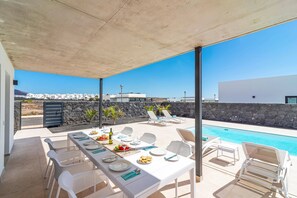 Outdoor dining - Villa Iraya by Villa Plus (Playa Blanca)