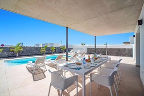 Outdoor dining - Villa Tigotan by Villa Plus (Playa Blanca)