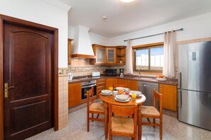 Microwave, dishwasher, coffee/tea maker - Villa Victoria Lanzarote by Villa Plus (Playa Blanca)
