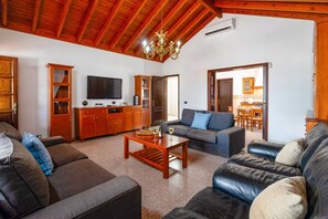 Smart TV - Villa Victoria Lanzarote by Villa Plus (Playa Blanca)