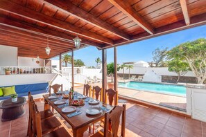 Outdoor dining - Villa Victoria Lanzarote by Villa Plus (Playa Blanca)