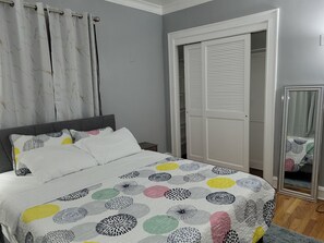 Tabla de planchar con plancha, wifi y ropa de cama