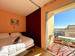 Tabla de planchar con plancha, internet y ropa de cama 