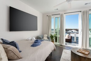 4 bedrooms, free WiFi, bed sheets - "The Palm House": A pool, hot tub & ICWW views! (Carolina Beach)