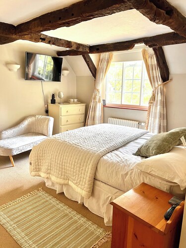  Just a short walk from the Historic Warwick  Castle with Pool and Hot Tub