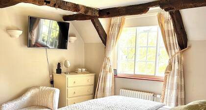 Just a short walk from the Historic Warwick Castle with Pool and Hot Tub