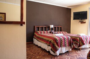 Quarto quádruplo standard, vista para o jardim | Escrivaninha, espaço de trabalho para notebook, Wi-Fi de cortesia