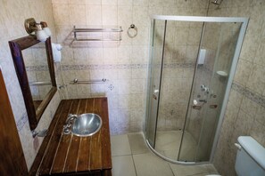Shower, free toiletries, hair dryer, bidet - Hotel Pastos Chicos (Susques)