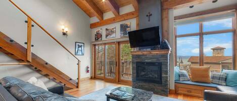 Télévision, cheminée