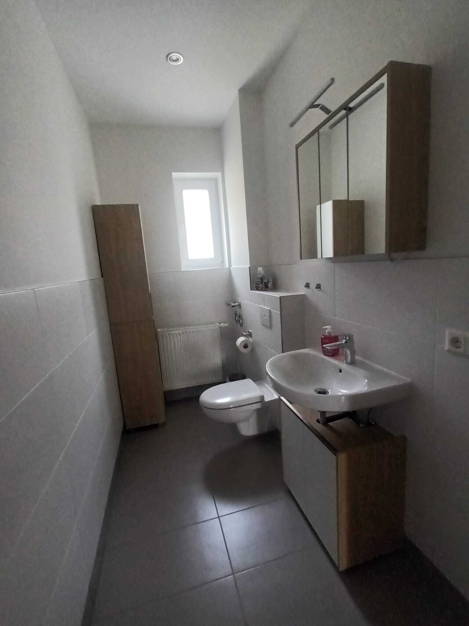 Haartrockner, Handtücher, Seife, Toilettenpapier