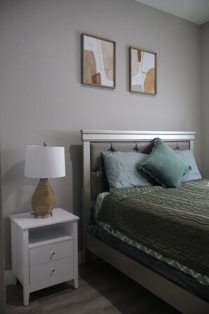 2 室のベッドルーム、アイロン / アイロン台、WiFi (無料)、ベッドシーツ