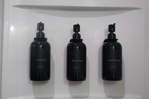 Shower, hair dryer, towels, soap - Elegant 2-bedroom studio in North Las Vegas with Queen beds & WIFI (North Las Vegas)