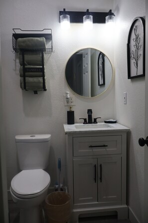 Shower, hair dryer, towels, soap - Elegant 2-bedroom studio in North Las Vegas with Queen beds & WIFI (North Las Vegas)