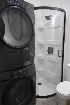 シャワー、ヘアドライヤー、タオル、石鹸