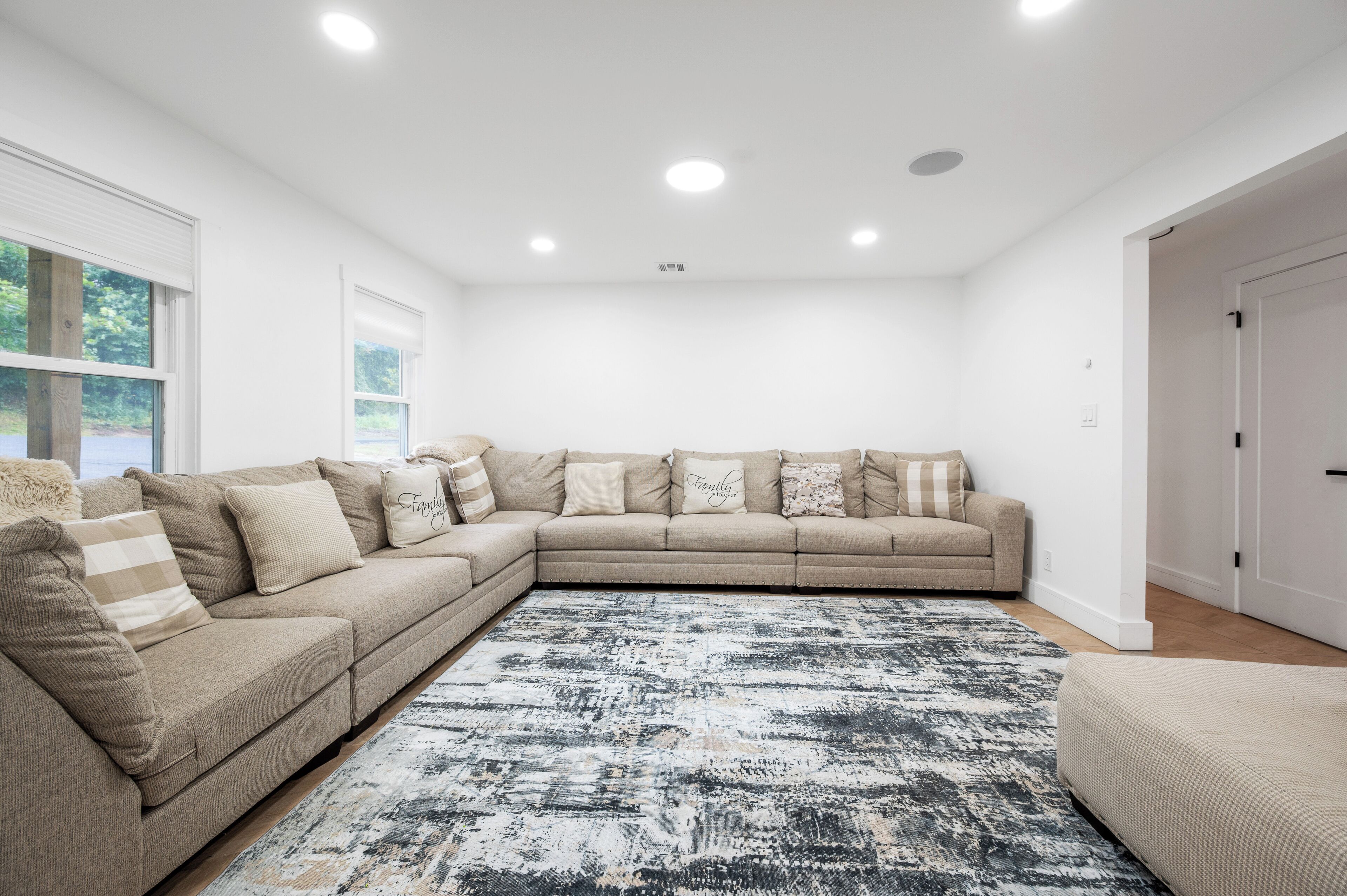 Spacious 8 Br Family Winter Escape + Hot Tub - 25 Minutes To Ski And Tubing!! - Ellenville, NY