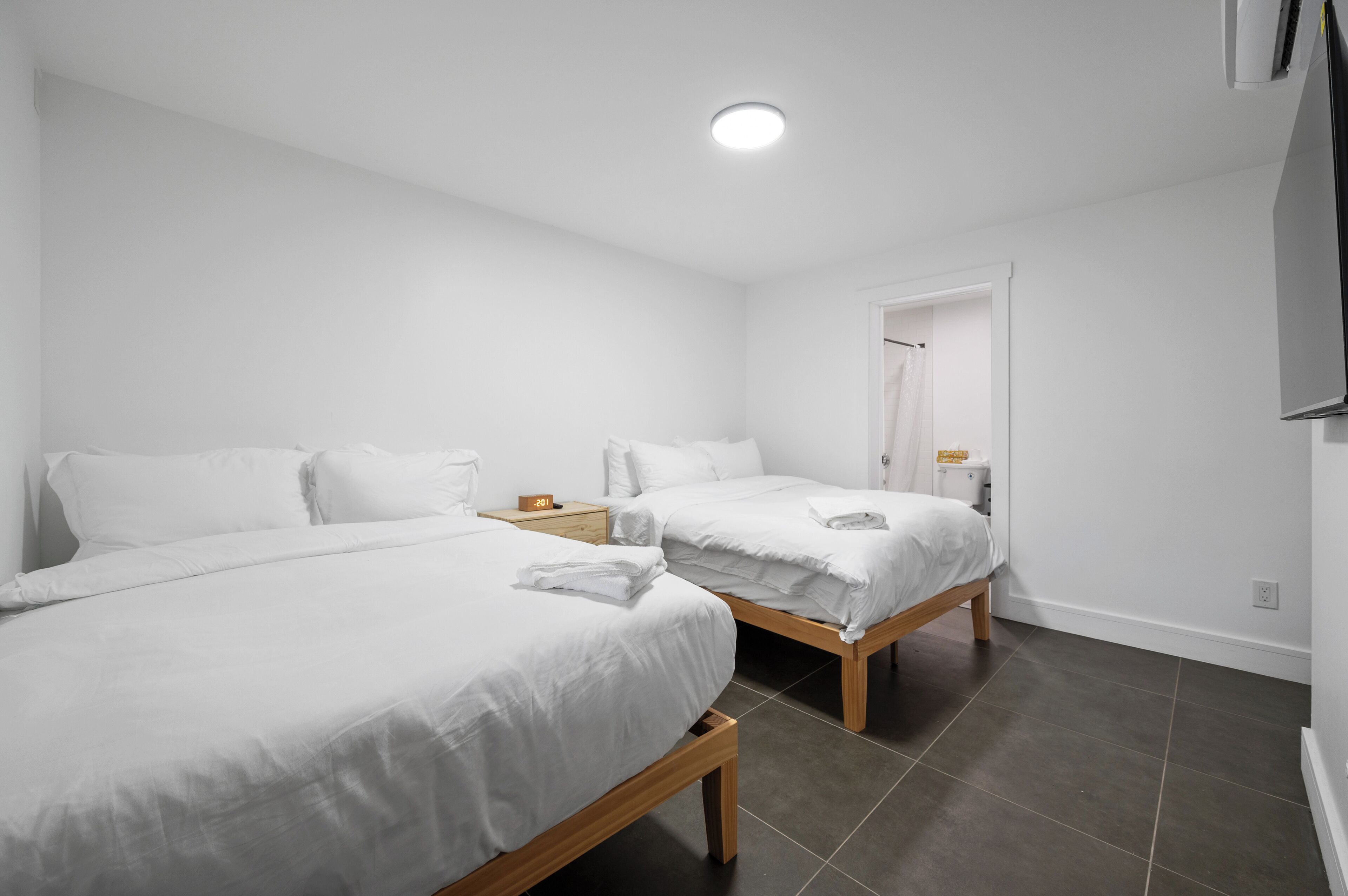 8 bedrooms, desk, iron/ironing board, travel crib