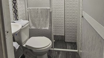 Kamar Triple Standar | Kamar mandi | Shower, perlengkapan mandi gratis, handuk, dan sabun