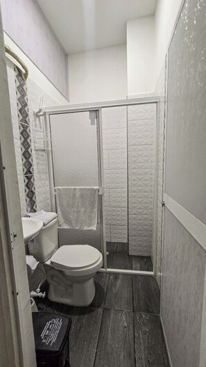 Standard Triple Room | Bathroom | Shower, free toiletries, towels, soap