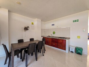 Fridge, stovetop, dishwasher, cookware/dishes/utensils