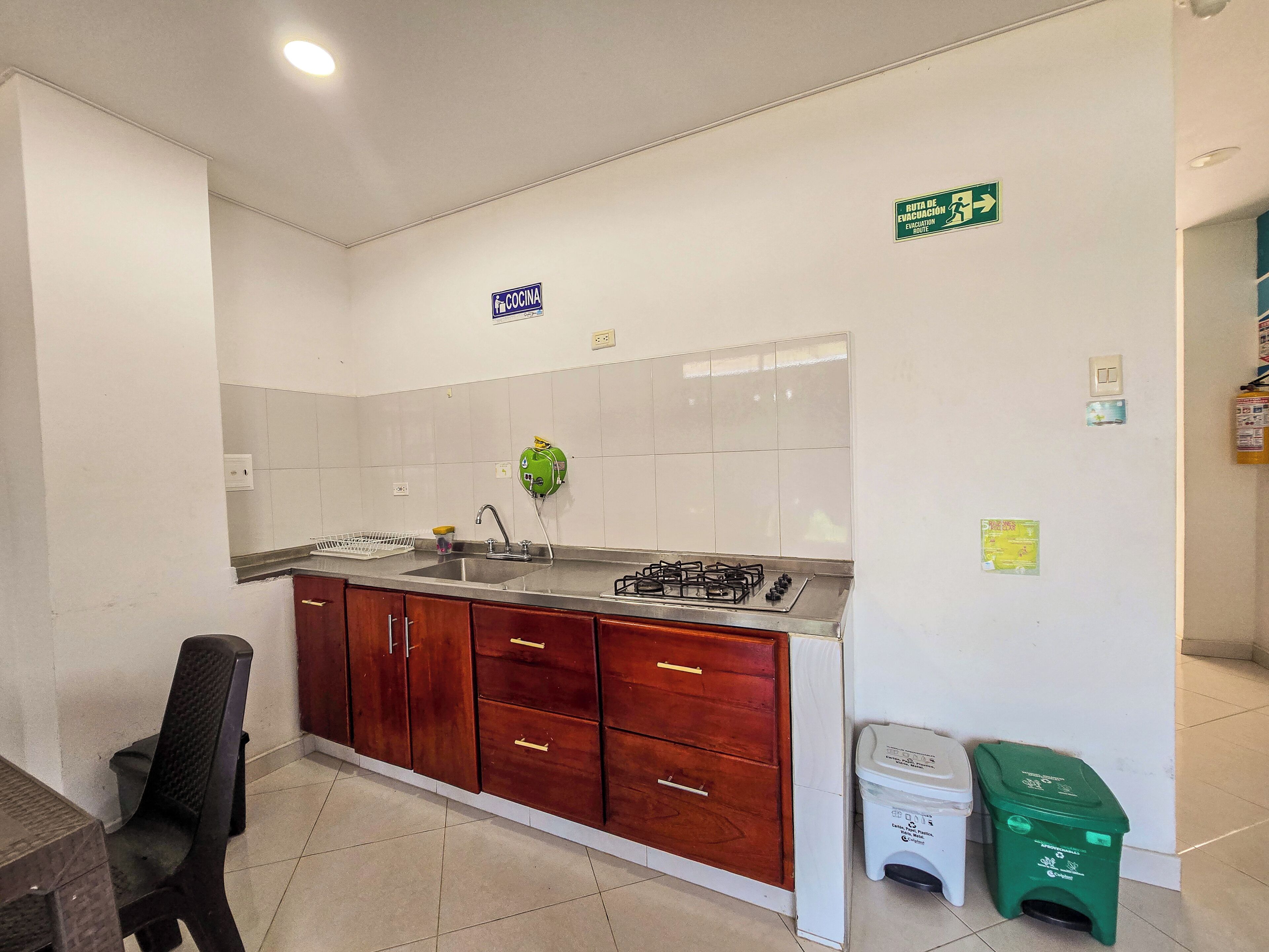 Habitación doble Confort | Cocina privada | Refrigerador, parrilla de estufa, lavavajillas y utensilios de cocina 