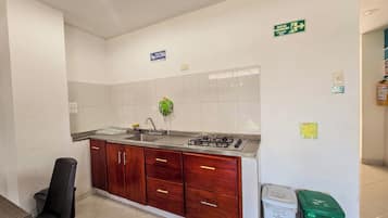 Habitación doble Confort | Cocina privada | Refrigerador, parrilla de estufa, lavavajillas y utensilios de cocina