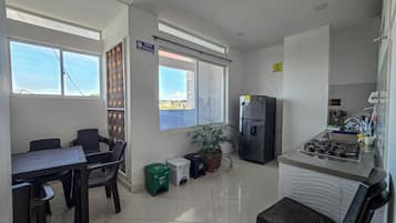 Habitación doble Confort | Cocina privada | Refrigerador, parrilla de estufa, lavavajillas y utensilios de cocina