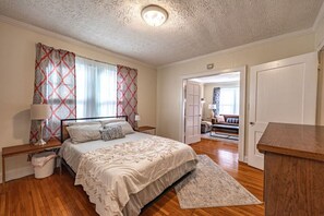 Escritorio, tabla de planchar con plancha, wifi gratis y ropa de cama 