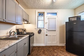 Refrigerador, horno, parrilla de estufa y tetera eléctrica 