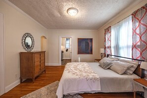 Desk, iron/ironing board, free WiFi, bed sheets - Charming 1BR Retreat • OSU Nearby • Free Parking (Columbus)