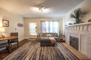 Smart TV - Clintonville Gem • Fireplace • Modern Kitchen (Columbus)