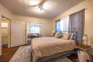 Desk, iron/ironing board, free WiFi, bed sheets - Clintonville Gem • Fireplace • Modern Kitchen (Columbus)
