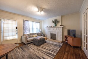 Smart TV - Clintonville Gem • Fireplace • Modern Kitchen (Columbus)