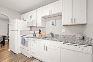 Fridge, microwave, oven, stovetop - Family-Friendly/WiFi + Kitchen (Columbus)