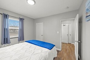 2 bedrooms, desk, iron/ironing board, free WiFi - Family-Friendly/WiFi + Kitchen (Columbus)