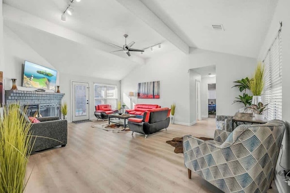 Televisión, chimenea y oficina 