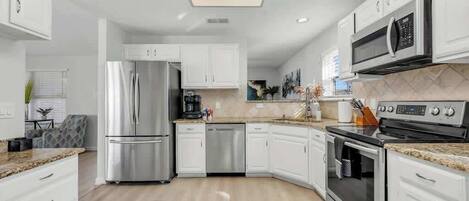 Kjøleskap, mikrobølgeovn, ovn og kokeplater