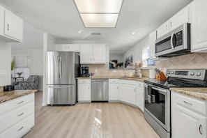 Refrigerador, microondas, horno y parrilla de estufa 