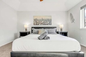 Tabla de planchar con plancha, wifi y ropa de cama 