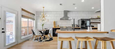 Réfrigérateur, four à micro-ondes, un four, surface de cuisson