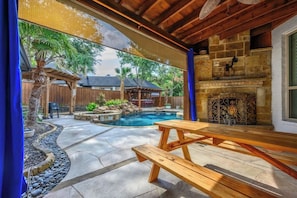 Outdoor dining - Botanical Oasis Resort 5BR 5BA PingPong Sleeps 20+ (McKinney)