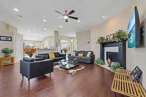 TV - Single Story 5 BR Spacious Pool Oasis Ping Pong (Murphy)