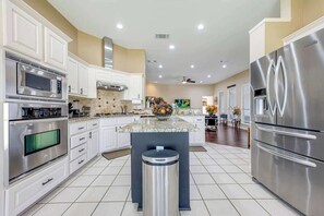 Fridge, microwave, oven, stovetop - Single Story 5 BR Spacious Pool Oasis Ping Pong (Murphy)