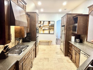 冷蔵庫、電子レンジ、オーブン、コンロ