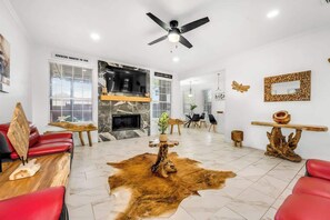 テレビ、暖炉、テレビゲーム、書斎 / ワークスペース