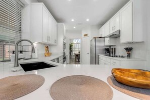 冷蔵庫、電子レンジ、オーブン、コンロ